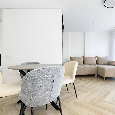 Apartment W/balcony And Prkg, By Cohost *