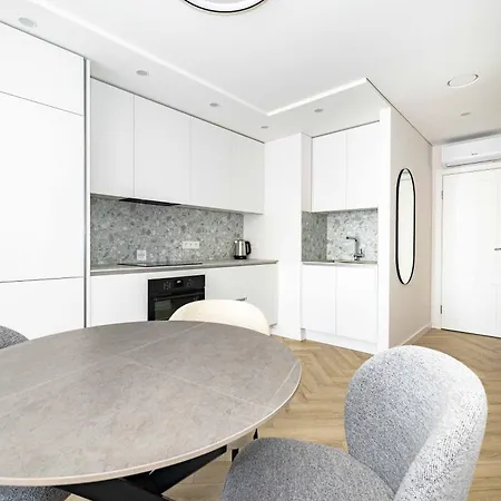 Apartment W/balcony And Prkg, By Cohost *