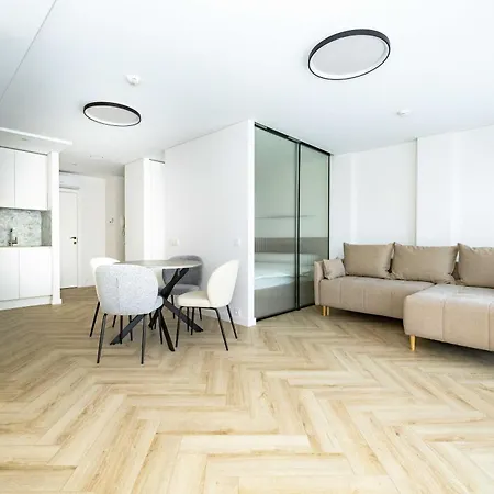 W/balcony And Prkg, By Cohost * パランガ