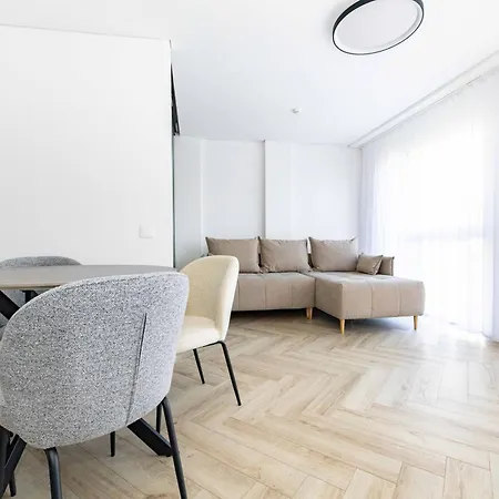 アパート W/balcony And Prkg, By Cohost *