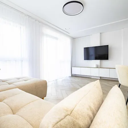 W/balcony And Prkg, By Cohost * パランガ