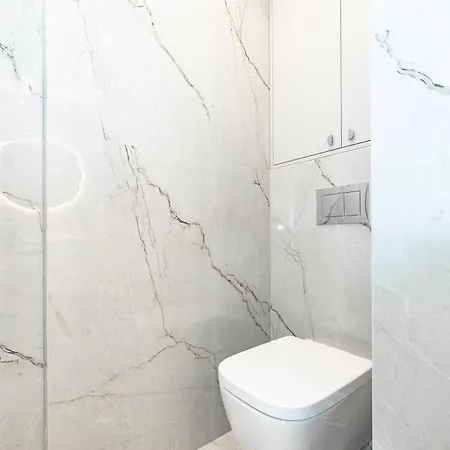 W/balcony And Prkg, By Cohost Apartment