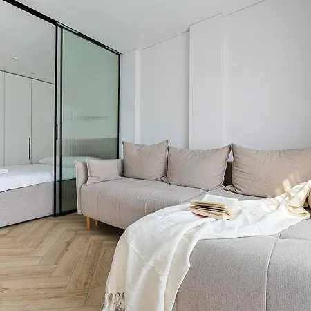 Apartment W/balcony And Prkg, By Cohost *
