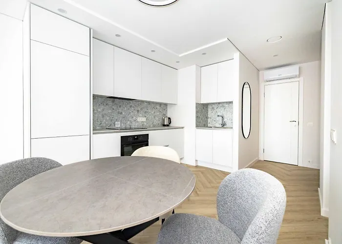 Apartment W/balcony And Prkg, By Cohost *