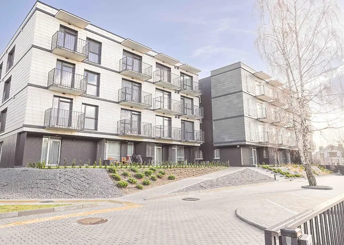 W/balcony And Prkg, By Cohost *