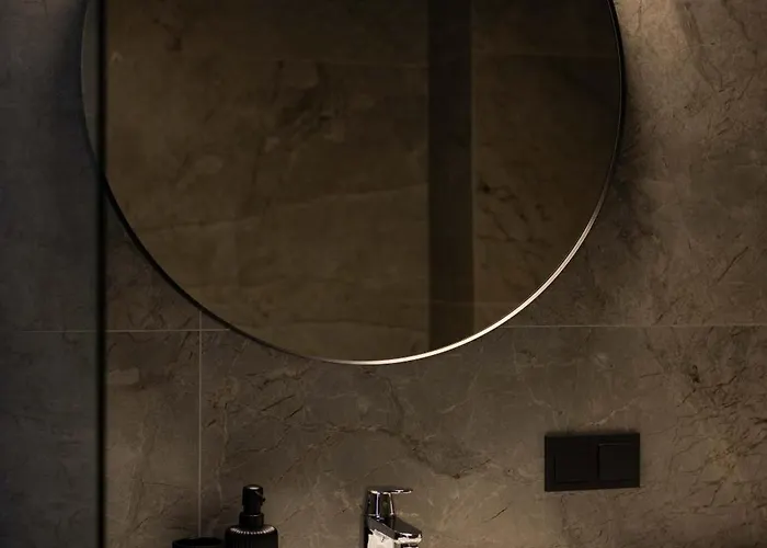 W/balcony And Prkg, By Cohost Apartment *