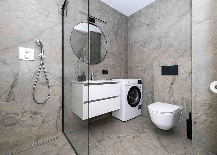 W/balcony And Prkg, By Cohost *